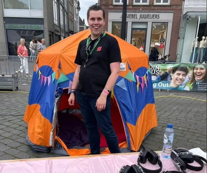 Dankzij Superkracht krijgen jongeren met een beperking kansen in de Bossche cultuursector. Vrijwilliger Simon Kumeling ziet inclusie in actie.
