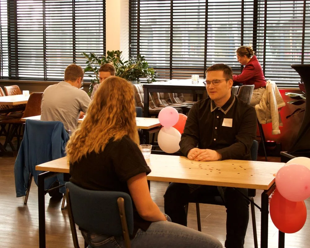 Jongeren met een beperking ontmoetten elkaar tijdens Love at First Bite in Den Bosch. Lees over de gesprekken, sfeer en eerste matches.